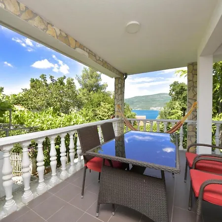 Robi & Kristina - Two Bedroom With Terrace A2 *